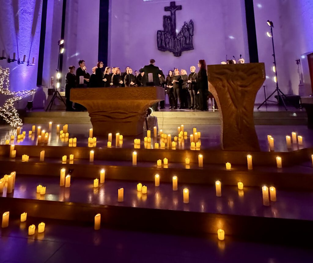 Lichtermeer im Kirchenschiff beim Konzert