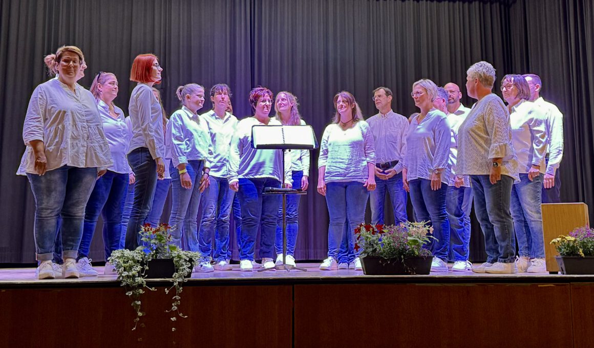 JungerChor TakeFour beim Tag des Liedes 2025, a group of people on a stage