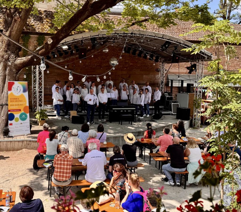 1655a408 2a30 4071 ac4b 5453507ba887 JungerChor TakeFour aus Ludwigshafen-Oppau feierte beim Deutschen Chorfest 2025 in Nürnberg einen großartigen 3. Platz im Wettbewerb. Mit emotionalen Auftritten, herausragendem Chorklang und starker Gemeinschaft begeisterte der Chor Publikum und Jury gleichermaßen.