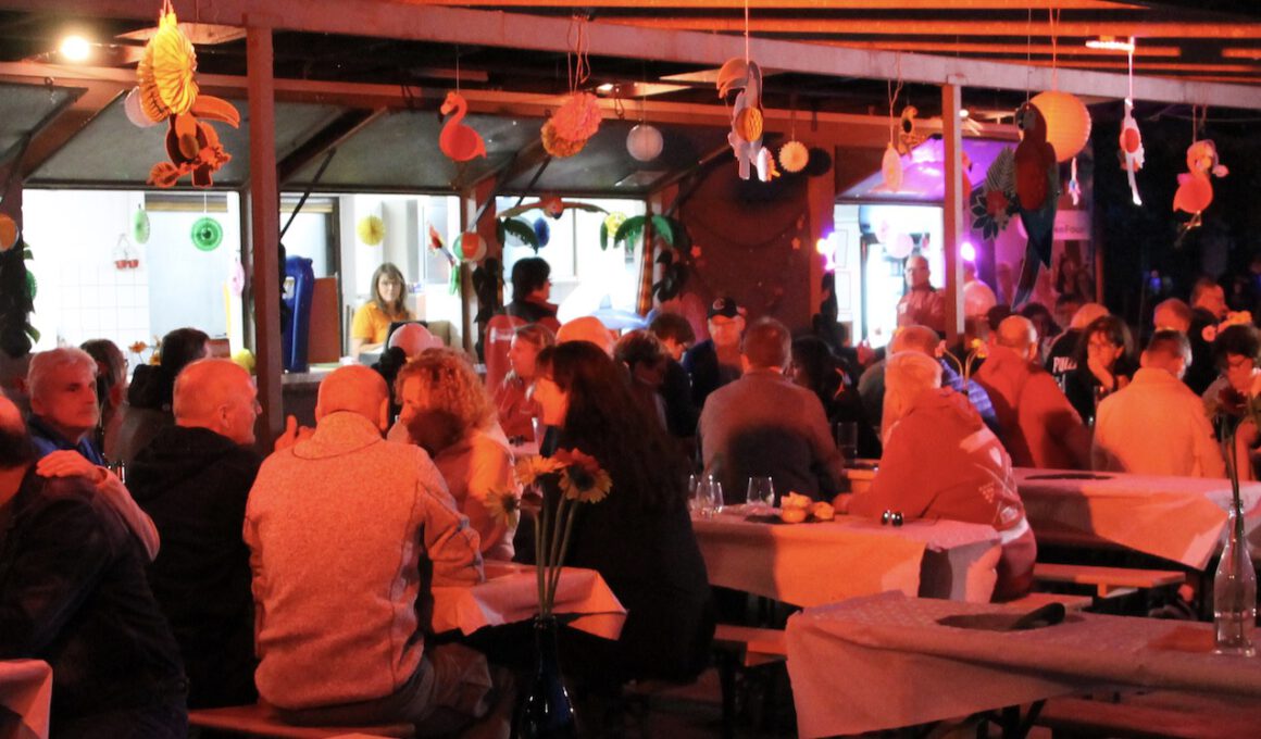 TakeFour, Chor Ludwigshafen, feiert 20 Jahre: Sommerfest mit Chor, Band anplagd!, Kuchenbuffet, Eiswagen, Gewinnspiel und begeistertem Publikum.