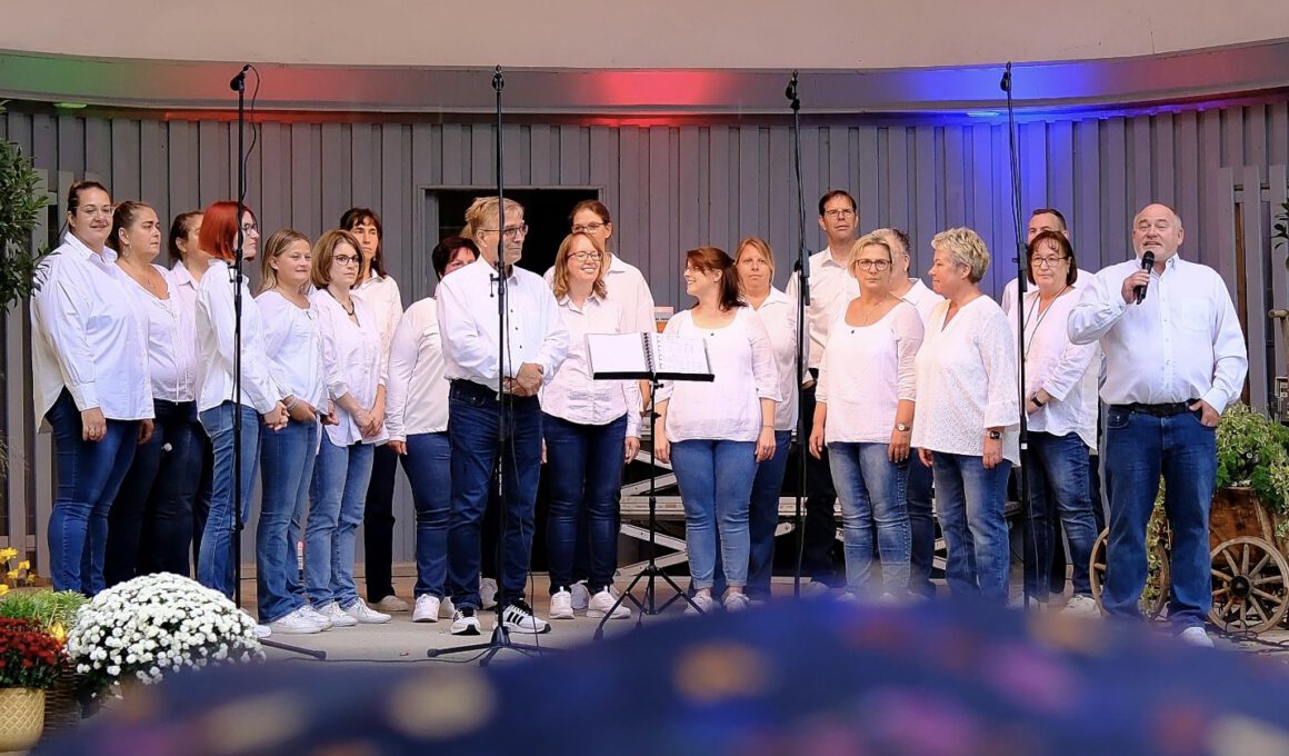Trotz Regen: TakeFour-Chorkonzert beim Oktoberfest im Ebertpark Ludwigshafen   Chor TakeFour Ludwigshafen
