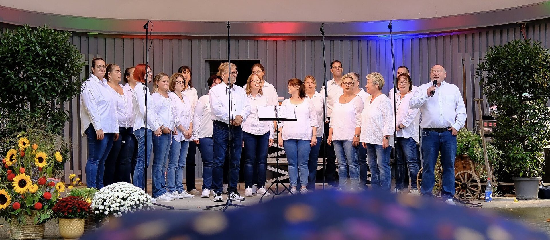Trotz Regen: TakeFour-Chorkonzert beim Oktoberfest im Ebertpark Ludwigshafen   Chor TakeFour Ludwigshafen