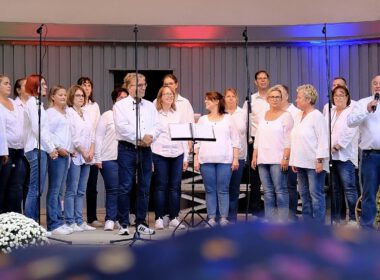 Trotz Regen: TakeFour-Chorkonzert beim Oktoberfest im Ebertpark Ludwigshafen   Chor TakeFour Ludwigshafen