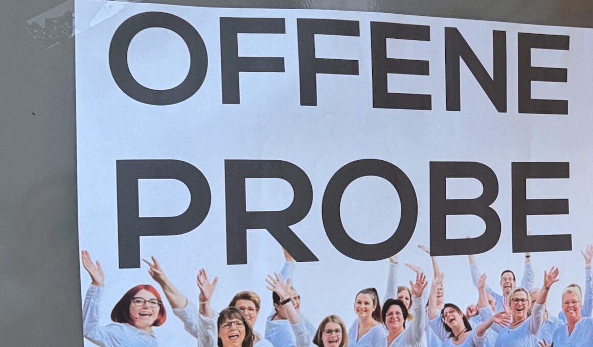Plakat zur offenen Chorprobe des JungerChor TakeFour in Ludwigshafen. Abgebildet ist der Chor in weißen Hemden mit der Aufschrift Offene Probe – Herzlich Willkommen. Das Bild lädt alle Interessierten ein, bei der Chorprobe mitzusingen oder zuzuhören.