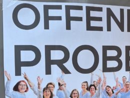 Plakat zur offenen Chorprobe des JungerChor TakeFour in Ludwigshafen. Abgebildet ist der Chor in weißen Hemden mit der Aufschrift Offene Probe – Herzlich Willkommen. Das Bild lädt alle Interessierten ein, bei der Chorprobe mitzusingen oder zuzuhören.