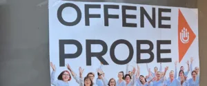 Plakat zur offenen Chorprobe des JungerChor TakeFour in Ludwigshafen. Abgebildet ist der Chor in weißen Hemden mit der Aufschrift Offene Probe – Herzlich Willkommen. Das Bild lädt alle Interessierten ein, bei der Chorprobe mitzusingen oder zuzuhören.
