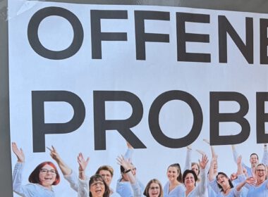 Plakat zur offenen Chorprobe des JungerChor TakeFour in Ludwigshafen. Abgebildet ist der Chor in weißen Hemden mit der Aufschrift Offene Probe – Herzlich Willkommen. Das Bild lädt alle Interessierten ein, bei der Chorprobe mitzusingen oder zuzuhören.
