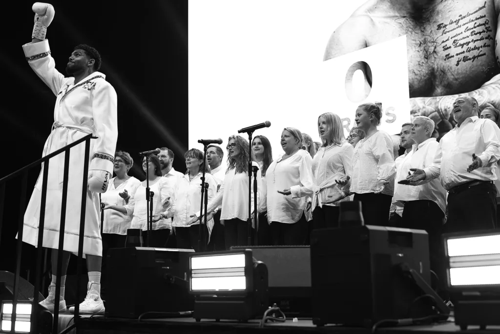 TakeFour live in der SAP Arena: Gänsehautmoment beim EM-Kampf von Emanuel Odiase   Chor TakeFour Ludwigshafen