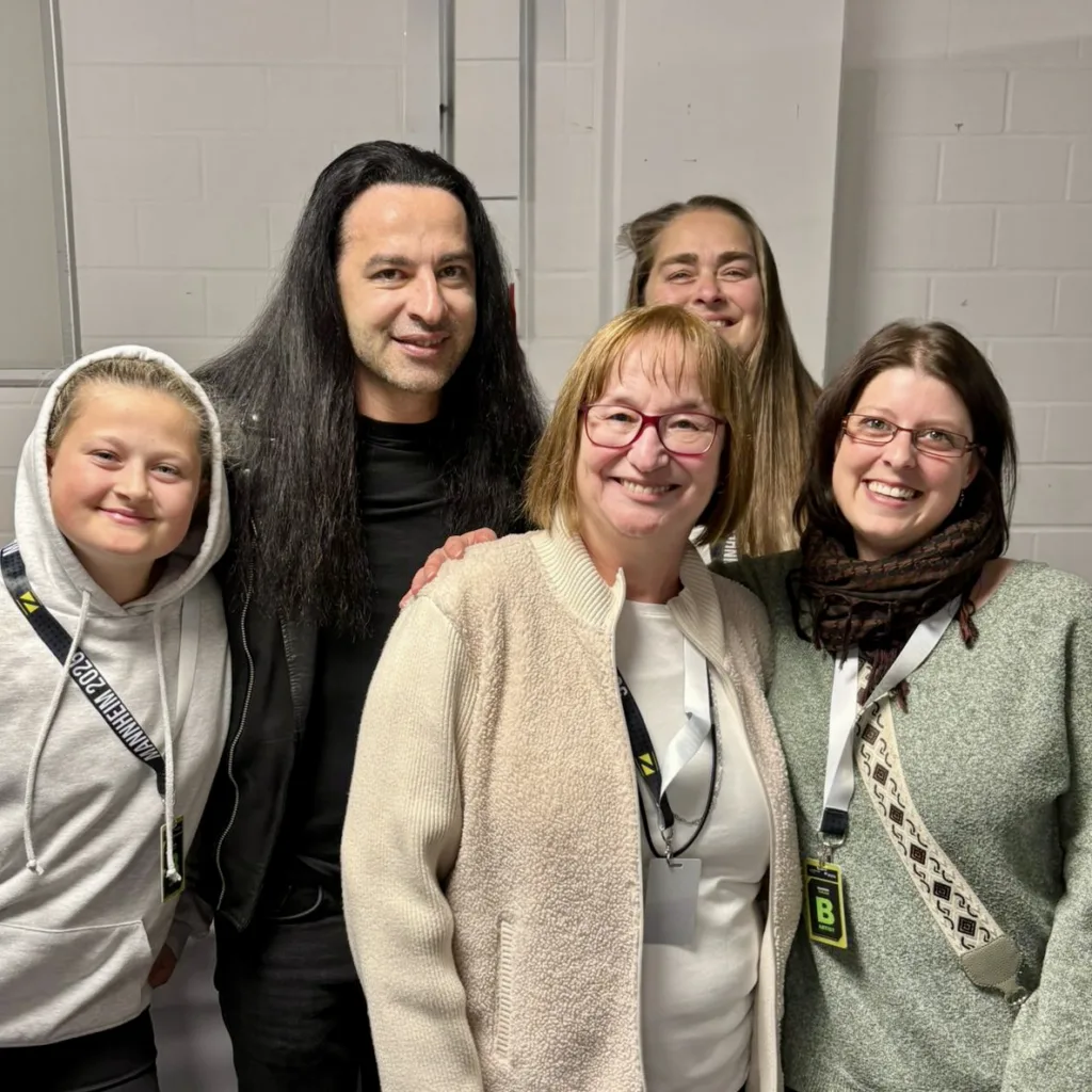 Backstage-Moment mit Bülent Ceylan und Sängerinnen des JungerChor TakeFour bei der Ringside Series 2026 in der SAP Arena Mannheim