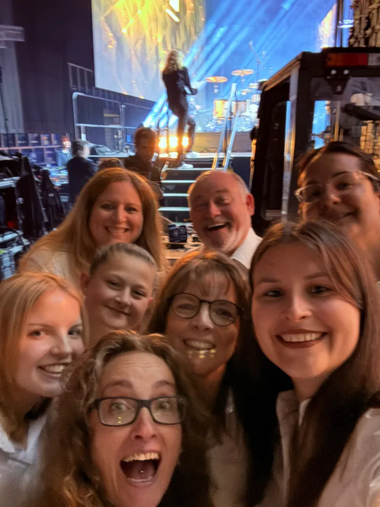 TakeFour live in der SAP Arena: Gänsehautmoment beim EM-Kampf von Emanuel Odiase   Chor TakeFour Ludwigshafen