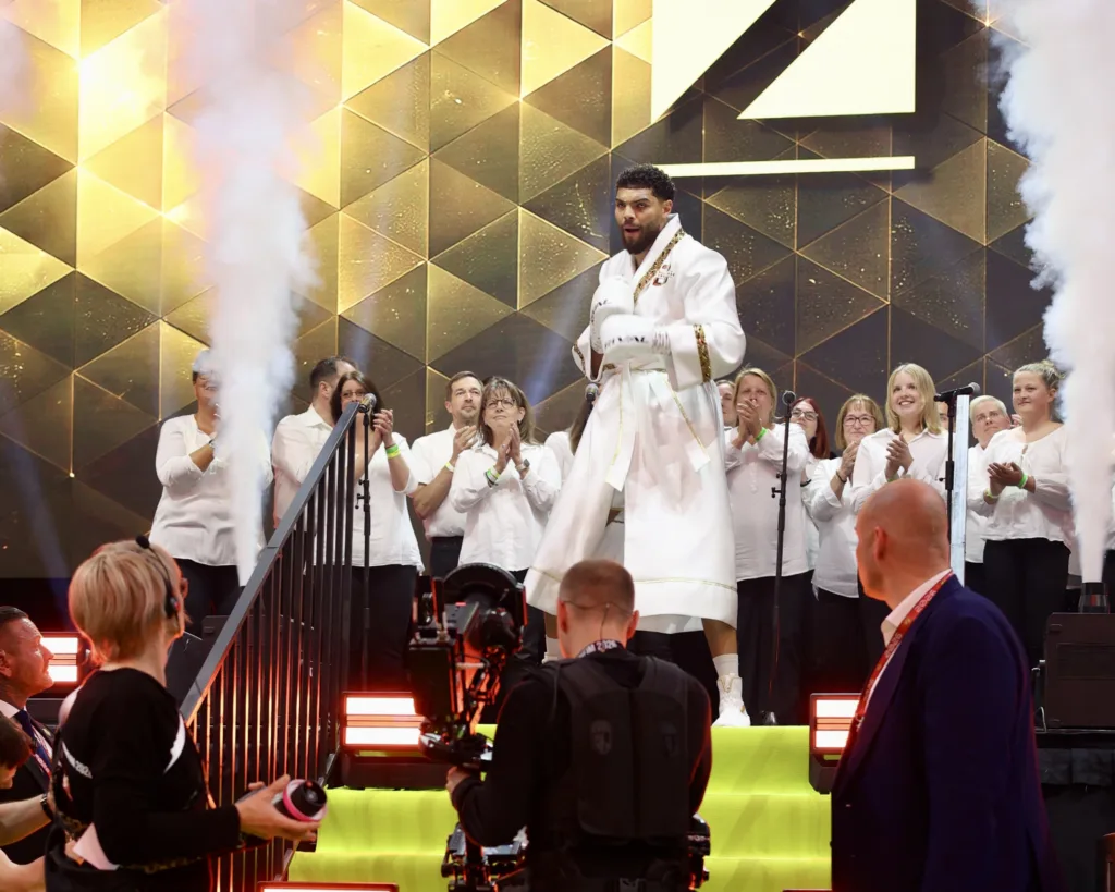Emanuel Odiase beim emotionalen Einzug in die SAP Arena Mannheim, begleitet vom JungerChor TakeFour während der Ringside Series 2026