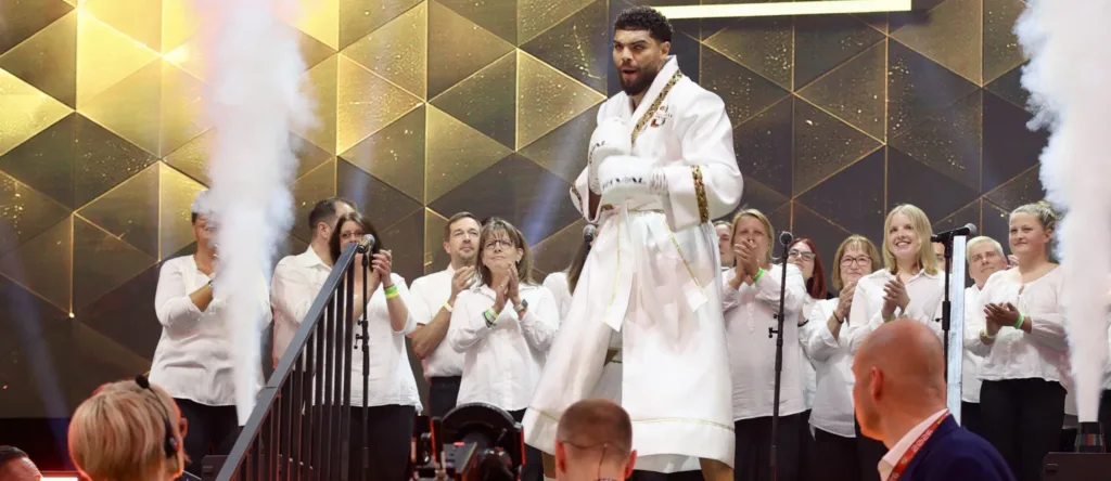 Emanuel Odiase beim emotionalen Einzug in die SAP Arena Mannheim, begleitet vom JungerChor TakeFour während der Ringside Series 2026